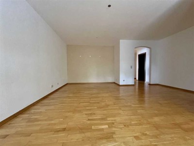 2 Zimmer-Wohnung mit Balkon, Blick ins Grüne und 2 PKW-Stellplätzen...