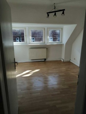 Neu renovierte Dachgeschoß-Wohnung in ruhiger Lage!!