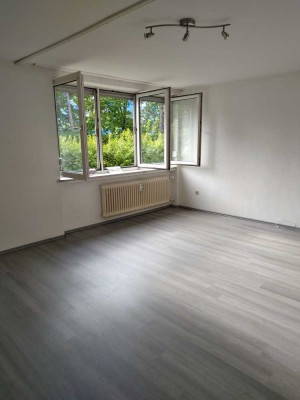 Helle 1-Zimmer-EG-Wohnung in Ingolstadt, sehr ruhig, eingewachsen mit Baum- und Strauchbestand