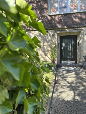 Wo andere nur Mauern sehen, erkennen Sie ein Zuhause: Sanierungsbedürftige DG-Wohnung mit Potential