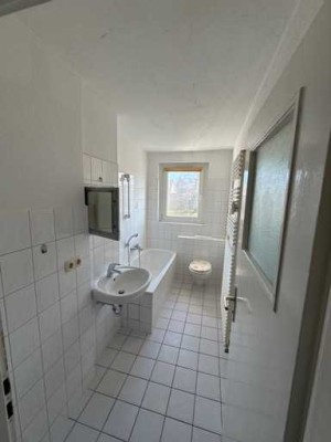 Schicke 2 Zimmer Wohnung mit einfacher EBK und Wannenbad