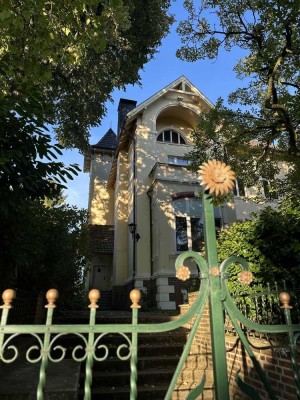 Lichtdurchflutete DG-Wohnung in Jugendstil-Villa: 3 Zimmer, 63 m², mit Einbauküche
