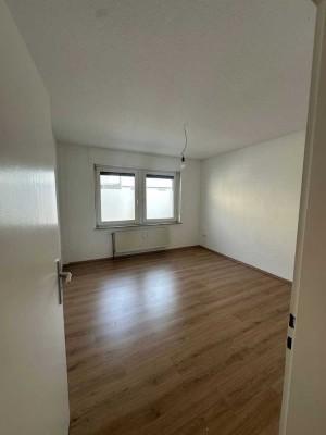 3,5-Zimmer Wohnung im Erdgeschoss mit zwei vollwertigen Bädern zu vermieten!