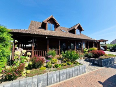 Großzügiges Blockbohlenhaus auf Eigenland an der Nordsee