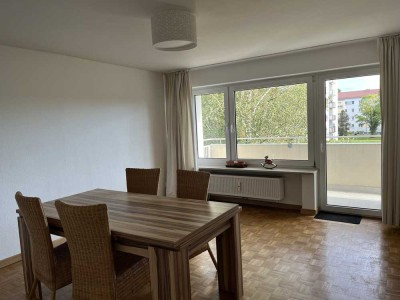 (BEFRISTET) Helle teilmöblierte 4-Raum-Wohnung mit Balkon und Einbauküche in München Fürstenried