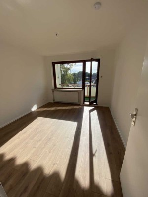 Helle drei Zimmer Wohnung mit Balkon und Garage