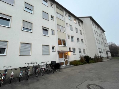 Helle, 4-Zimmer-Wohnung mit Balkon und EBK in Augsburg