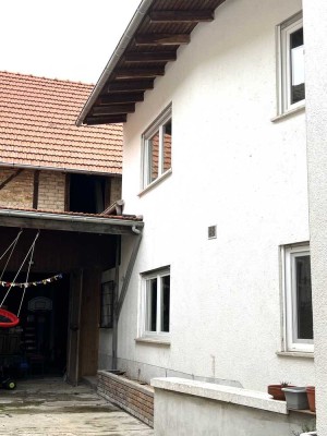 kleiner Hof...grosses Potential...einfach einziehen und nach eigenen Wünschen umgestalten