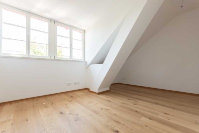 Hochwertige Dachgeschosswohnung mit Loggia | Offene Küche | HWR | Parkett | 2 Bäder | Stellplatz