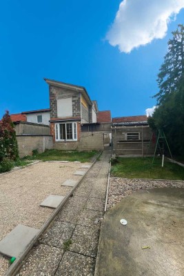 Solides Mehrfamilienhaus mit Potenzial in Kronau – Ideal für Handwerker oder Entwickler