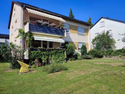 Große sonnige Wohnung 3 Schlafzimmer ruhig mit Balkon großer Garten guter Schnitt