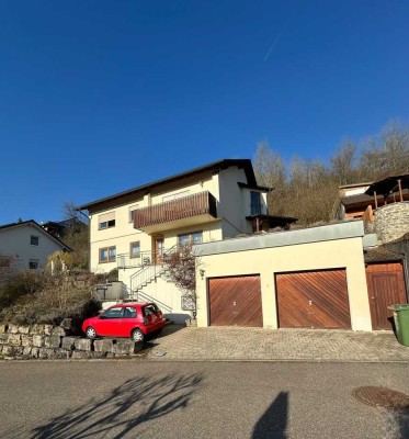 Gepflegtes Einfamilienhaus mit Einliegerwohnung und Doppelgarage!