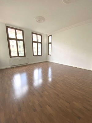 Helles Wohnen im Gründerzeithaus mit Aufzug in bester Citylage.