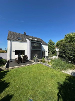 Stilvolles Einfamilienhaus mit Pool, Gartenparadies & hochwertiger Ausstattung in Langenselbold
