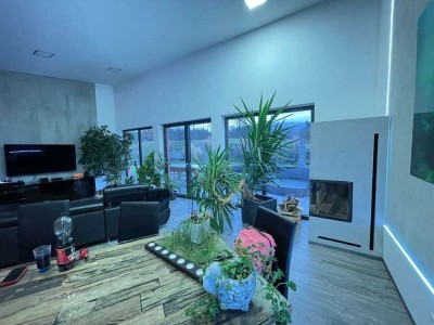 Wohnen wie im Urlaub – Stilvoller Bungalow mit Ausblick, Pool und Garten