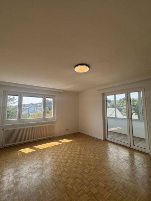 Frisch sanierte 2- Zimmer - Wohnung mit traumhafter verglaster Loggia