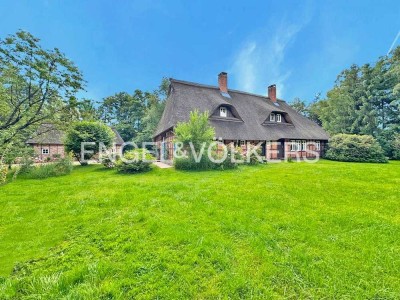 Historisches  Fachwerkensemble unter Reet