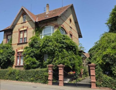 Etwas besonders wartet hier auf Sie !! Historische Villa mit viel Garten u. ausgebauten Nebengebäude