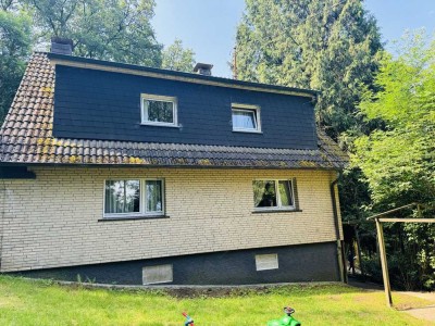 Nümbrecht-Elsenroth: Einfamilienhaus mit 3 Garagen, sep. Apartment und eigenem Wald - freiwer