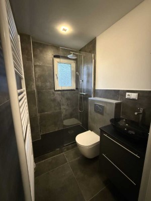 **Kernsanierte helle 3-Zimmer-Wohnung mit Balkon** in Mönchengladbach Zentrum