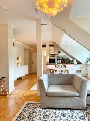 Geschmackvolle, vollst. renovierte 3-Zimmer-Dachgeschosswohnung mit geh. Innenausstattung
