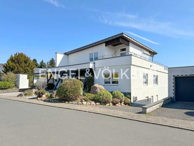 Großes Einfamilienhaus mit weiterer Wohneinheit und außergewöhnlichem Fernblick