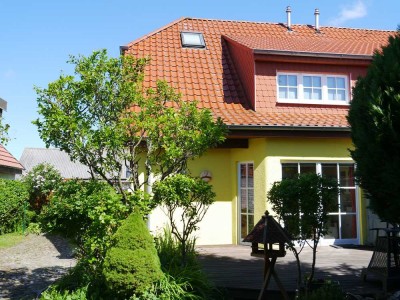Sonniges Haus mit kleinem Hof, Garten, Hobbyraum usw.
