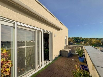 Attraktive Kapitalanlage mit Nießbrauchrecht: stilvolle Attikawohnung, direkter Aufzug + Waldblick