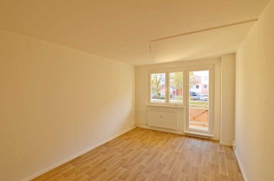 neu sanierte 3-Raum-Wohnung mit Dusche, Aufzug, Balkon und PKW-Stellplatz!Bezug ab 14.11.24 möglich!