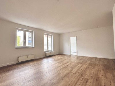 Hell und großzügig geschnittene 2-Zimmer-Whg. mit Balkon