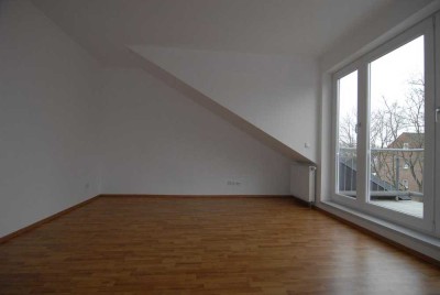 LICHTDURCHFLUTETE 2 Zimmer Dachgeschosswohnung mit großem Südbalkon!