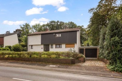 Charmantes Einfamilienhaus mit großem Grundstück und Saunagebäude in Köln-Dellbrück