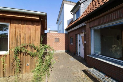 Unweit des Misburger Waldes: sanierungsbedürftiges Einfamilienhaus mit 2 Garagen & Partyraum