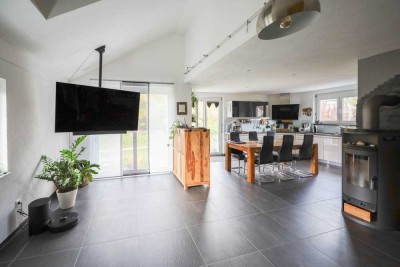 Hier stimmt einfach alles!!
Energieeffizientes Zweifamilienhaus mit Carport und zwei Stellplätzen