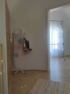 Stilvolle 3,5-Zimmer-Wohnung mit gehobener Innenausstattung mit Balkon und EBK in Röhrmoos