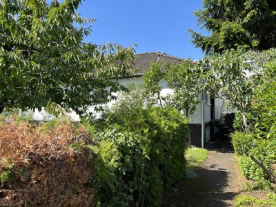 Schönes Einfamilienhaus mit Art Einliegerwohnung und Garage auf großzügigem Sonnengrundstück