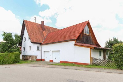 Gemütliches Wohnen mit großem Garten, Scheune und zwei Garagen – ein idyllischer Rückzugsort.