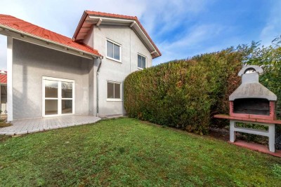 *COUNTRY HOME WITH XL CARPORT* Ideal for vehicle and animal lovers - Modern living with granny flat