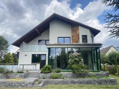 Großzügiges Zweifamilienhaus mit Wintergarten, Sauna, zwei Kaminen, Garage und schönem Grundstück