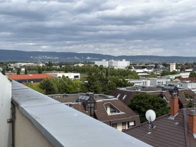 Stilvolle 1-Zimmer-DG-Wohnung mit Balkon und EBK in Schwetzingen