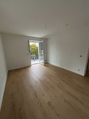Sanierte Wohnung mit zwei Zimmern sowie Balkon, Einbauküche und Tiefgaragen Stellplatz in Augsburg