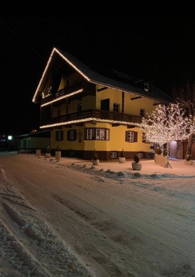 EINFAMILIENHAUS MIT 5 SEPARATE WOHNUNGEN UND 6 GARAGEN IN SEEFELDER BESTLAGE.