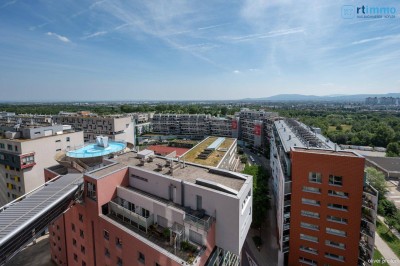 Himmelblau überall, 104m² mit über 23m² Freifläche auf 3,5 Zimmern. Atemberaubender Ausblick soweit das Auge reicht!