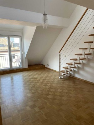 Schicke lichtdurchflutete Maisonette-Wohnung in zentraler Lage - frei und bezugsfertig