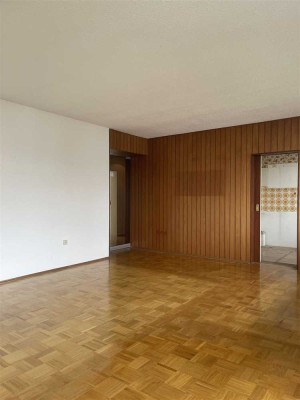 Sehr gut geschnittene 4 Zimmerwohnung mit Balkon, ggf. Garage