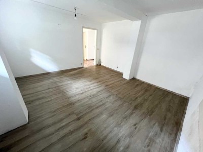 2-Raum-Souterrainwohnung in der KTV mit Laminat, Wannenbad und Dusche...!!!