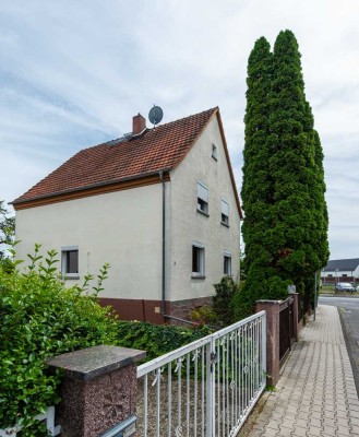 Charmantes Zweifamilienhaus mit traumhaftem Garten wartet auf Sie!