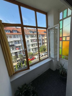Lichtdurchflutete 2-Zimmer-Wohnung mit Loggia und stilvoller Einbauküche – jetzt mieten!