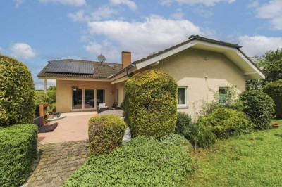 Gehobenes Wohnen unweit des Starnberger Sees: Bungalow mit großzügigem Garten u. PV-Anlage