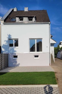 Umfangreich sanierte DHH in Bergisch Gladbach Refrath mit 2 Pkw-Außenstellplätzen, Garage optional